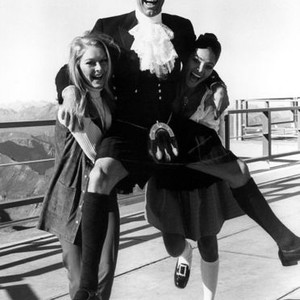 ON HER MAJESTY'S SECRET SERVICE, George Lazenby and two Bond girls, 1969