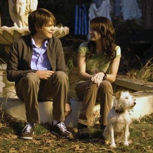 HOTEL FOR DOGS, from left: Johnny Simmons, Emma Roberts, Friday the Jack Russell Terrier, 2008. ©DreamWorks