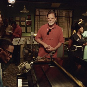 Director/producer/story writer TAYLOR HACKFORD (center), JAMIE FOXX as American legend Ray Charles (left foreground) and REGINA KING as Margie Hendricks (far right) on the set of Ray. photo 16