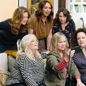 WINE COUNTRY, FROM LEFT TOP ROW: ANA GASTEYER, MAYA RUDOLPH, RACHEL DRATCH, FROM LEFT BOTTOM ROW: PAULA PELL, AMY POEHLER, EMILY SPIVEY, 2019. PH: COLLEEN HAYES/© NETFLIX