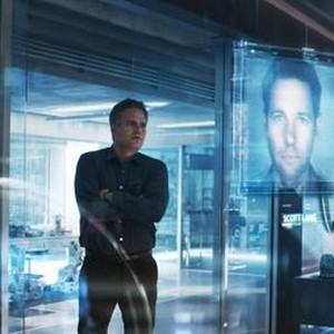AVENGERS: ENDGAME, (AKA AVENGERS 4), FROM LEFT: MARK RUFFALO AS BRUCE BANNER/HULK; ON SCREENS: PAUL RUDD, LETITIA WRIGHT, 2019. © WALT DISNEY STUDIOS MOTION PICTURES/© MARVEL STUDIOS