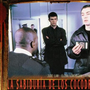 THE WISDOM OF CROCODILES, (aka LA SABIDURIA DE LOS COCODRILOS), Jack Davenport (arms folded), Jude Law (holding passport), 1998, © Miramax
