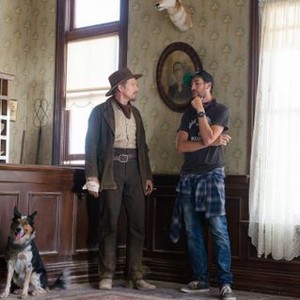 IN A VALLEY OF VIOLENCE, FROM LEFT: ETHAN HAWKE, DIRECTOR TI WEST, ON SET, 2016. PH: URSULA COYOTE/© FOCUS FEATURES