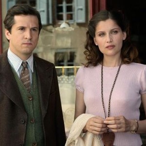 WAR OF THE BUTTONS, (aka LA NOUVELLE GUERRE DES BOUTONS), from left: Guillaume Canet, Laetitia Casta, 2011. ©Weinstein Company