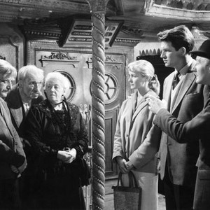 THE SMALLEST SHOW ON EARTH, from left: Peter Sellers, Bernard Miles, Margaret Rutherford, Virginia McKenna, Bill Travers, Leslie Phillips, 1957 tssoe1957-fsct10(tssoe1957-fsct10)