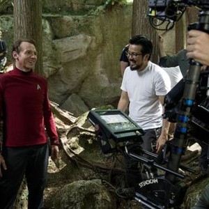 STAR TREK BEYOND, center, from left: Simon Pegg as Scotty, director Justin Lin, on set, 2016. ph: Kimberley French/© Paramount Pictures