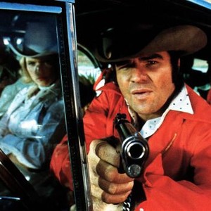 W. W. AND THE DIXIE DANCEKINGS, Jerry Reed, Conny Van Dyke, Burt Reynolds, 1975, threaten with a gun