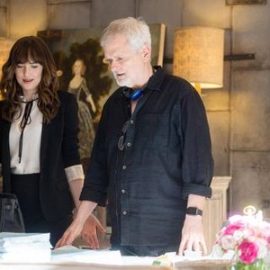 FIFTY SHADES FREED, L-R: DAKOTA JOHNSON, DIRECTOR JAMES FOLEY ON SET, 2018. PH: DOANE GREGORY/© UNIVERSAL PICTURES