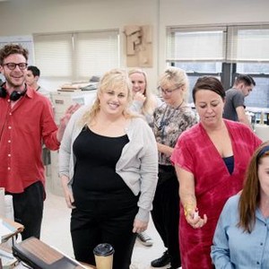 ISN'T IT ROMANTIC, ON-SET, FROM LEFT: DIRECTOR TODD STRAUSS-SCHULSON, REBEL WILSON, BETTY GILPIN (SEATED), 2019. PH: MICHAEL PARMELEE/© WARNER BROTHERS