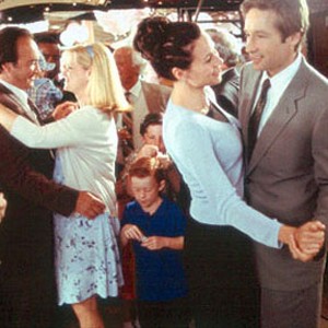 Marty O'Reilly (Carroll O'Connor), Joe Dayton (James Belushi), Megan Dayton (Bonnie Hunt), Grace Briggs (Minnie Driver) and Bob Rueland (David Duchovny) in MGM's Return To Me photo 18