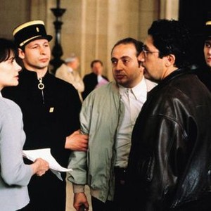LE COUSIN, Marie Trintignant (left), Patrick Timsit (center, in gray jacket), Alain Chabat (second from right), 1997. ©BAC Films