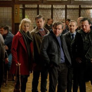 THE WORLD'S END, from left: Nick Frost, Rosamund Pike, Paddy Considine, Eddie Marsan, Martin Freeman, Simon Pegg, 2013, ph: Laurie Sparham/©Focus Features