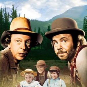 THE APPLE DUMPLING GANG, Don Knotts (l.), (center l-r): Stacy Manning, Clay O'Brien, Brad Savage, Tim Conway (r.), 1975, ©Walt Disney Pictures