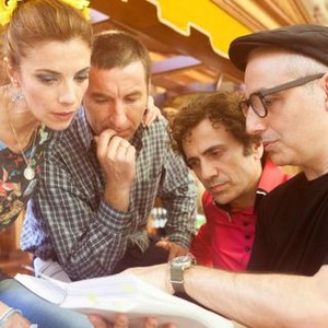 ABRACADABRA, FROM LEFT: MARIBEL VERDU, ANTONIO DE LA TORRE, JOSE MOTA, DIRECTOR PABLO BERGER, ON SET, 2017. © SONY PICTURES ENTERTAINMENT