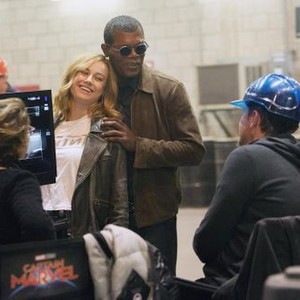CAPTAIN MARVEL, FROM LEFT: DIRECTOR ANNA BODEN, BRIE LARSON, SAMUEL L. JACKSON, DIRECTOR RYAN FLECK, ON SET, 2019. PH: CHUCK ZLOTNICK/© WALT DISNEY STUDIOS MOTION PICTURES/© MARVEL