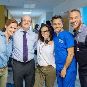 MIRACLES FROM HEAVEN, from left: Jennifer Garner, Dr. Samuel Nurko, Patricia Riggen, Eugenio Derbez, producer DeVon Franklin, on set, 2016. ph: Chuck Zlotnick/© Sony Pictures Releasing