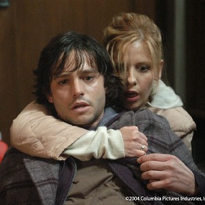 (L-R) Jason Behr as Doug and Sarah Michelle Gellar as Karen in "The Grudge." photo 20