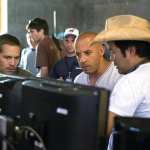 FAST & FURIOUS, (aka FAST AND FURIOUS), front, from left: Paul Walker, Vin Diesel, director Justin Lin, on set, 2009. ©Universal Pictures International