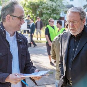 A FUTILE AND STUPID GESTURE, FROM LEFT: DIRECTOR DAVID WAIN, MARTIN MULL, ON SET, 2018. PH: JOHN P. FLEENOR/© NETFLIX
