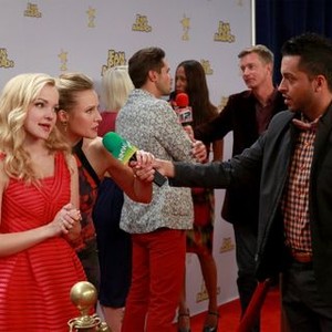 Liv and Maddie, Dove Cameron (L), Kristen Bell (C), Jai Rodriguez (R), 'Ask-Her-More-a-Rooney', Season 3, Ep. #8, 11/22/2015, ©DISNEYCHANNEL