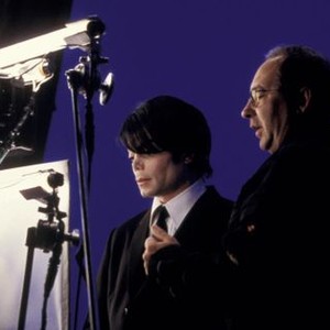 MEN IN BLACK 2, Michael Jackson, director Barry Sonnenfeld on the set, 2002 (c) Columbia.