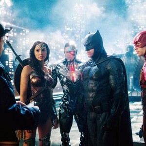 JUSTICE LEAGUE, FROM LEFT: J.K. SIMMONS, GAL GADOT AS WONDER WOMAN, RAY FISHER AS CYBORG, BEN AFFLECK AS BATMAN, EZRA MILLER AS THE FLASH, 2017. © WARNER BROS. PICTURES