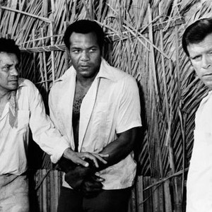 I ESCAPED FROM DEVIL'S ISLAND, Jim Brown (center), Christopher George (right), 1973
