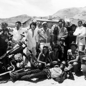 THE CANNONBALL RUN, Bert Convy, Warren Berlinger, Michael Hui, Jackie Chan, Jack Elam, Dom DeLuise, Farrah Fawcett, Burt Reynolds, Dean Martin, Sammy Davis Jr., Roger Moore, Simone Burton, Robert Tessier, (front) Tara Buckman, Adrienne Barbeau, Rick Aviles, P