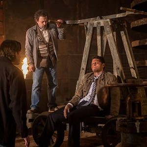 Supernatural, Curtis Armstrong (L), Misha Collins (R), 'All in the Family', Season 11, Ep. #21, 05/11/2016, ©KSITE