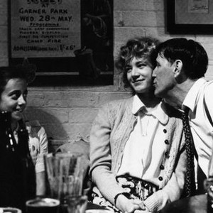WISH YOU WERE HERE, Emily Lloyd (center), Tom Bell (right), 1987, © Atlantic Releasing