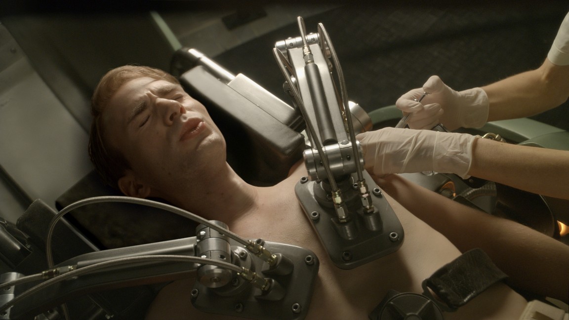 Pada 1945, saat terjadi Perang Dunia II, Steve Rogers menjadi subjek eksperimen yang bertujuan untuk menjadikan tentara memiliki kekuatan lebih dibandingkan tentara pada umumnya. 