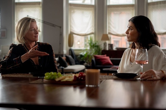 Eve (Gretchen Mol, L) talks with her sister Maggie (Julianna Margulies), in "Millers in Marriage." (Republic Pictures)