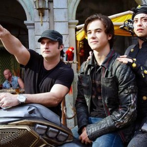 ALITA: BATTLE ANGEL, FROM LEFT: DIRECTOR ROBERT RODRIGUEZ, KEEAN JOHNSON, ROSA SALAZAR, ON SET, 2019. PH: RICO TORRES/TM & COPYRIGHT © TWENTIETH CENTURY FOX FILM CORP. ALL RIGHTS RESERVED.