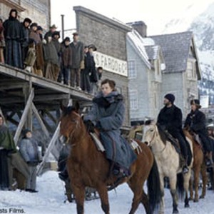 (Left to right) MILLA JOVOVICH, WES BENTLEY, JULIAN RICHINGS star in THE CLAIM.