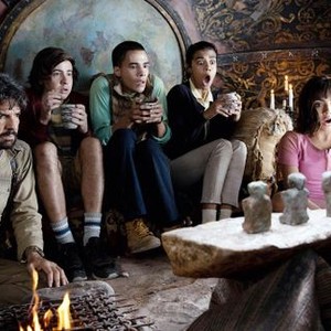 DORA AND THE LOST CITY OF GOLD, FROM LEFT: EUGENIO DERBEZ, NICHOLAS COOMBE, JEFFREY WAHLBERG, MADELEINE MADDEN, ISABELA MONER (AS DORA), 2019. PHOTO: VINCE VALITUTTI/© PARAMOUNT