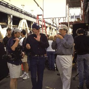 HOW TO LOSE A GUY IN 10 DAYS, Director Donald Petrie (center), cinematographer John Bailey (right), on set, 2003. ©Paramount