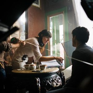THE SUN IS ALSO A STAR, ON-SET, L TO R: RY RUSSO-YOUNG (DIRECTOR), CHARLES MELTON, 2019. PH: ATSUSHI NISHIJIMA/© WARNER BROS.