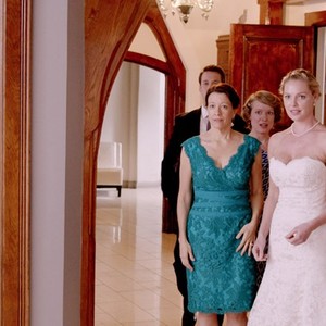 JENNY'S WEDDING, from left: Matthew Metzger, Linda Emond, Cathleen O'Malley, Katherine Heigl, Grace Gummer, 2015. ph: Tiffany Laufer/©IFC Films