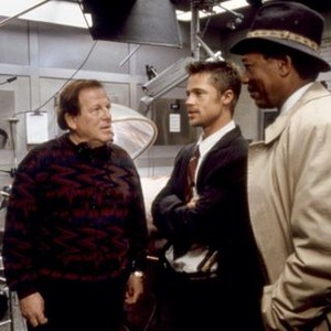 SEVEN, producer Arnold Kopelson, Brad Pitt, Morgan Freeman, on set, 1995. (c)New Line Cinema