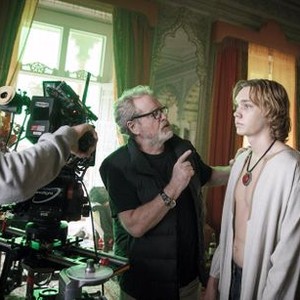 ALL THE MONEY IN THE WORLD, FROM LEFT: DIRECTOR RIDLEY SCOTT, CHARLIE PLUMMER, AS JOHN PAUL GETTY III, ON SET, 2017. PH: AIDAN MONAGHAN/© TRISTAR PICTURES