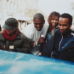 (L to R) MEKHI PHIFER, JESSICA ALBA and director BILLE WOODRUFF on the set of the high-energy drama with music, Honey.