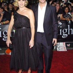 Jennie Garth, Peter Facinelli at arrivals for TWILIGHT Premiere, Mann Village and Bruin Theaters, Los Angeles, CA, November 17, 2008. Photo by: Michael Germana/Everett Collection