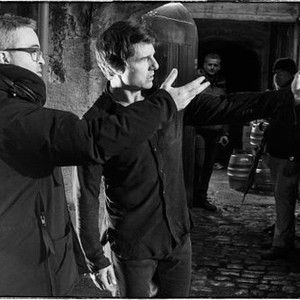 THE MUMMY, FROM LEFT: DIRECTOR ALEX KURTZMAN, TOM CRUISE, ON SET, 2017. PH: CHIABELLA JAMES/© UNIVERSAL PICTURES