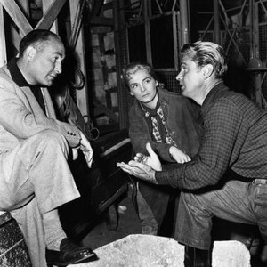RED MOUNTAIN, producer Hal Wallis, Lizabeth Scott, Alan Ladd, on-set, 1951