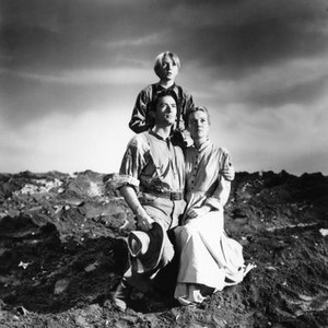THE YEARLING, Claude Jarman Jr. (standing), kneeling from left: Gregory Peck, Jane Wyman, 1946