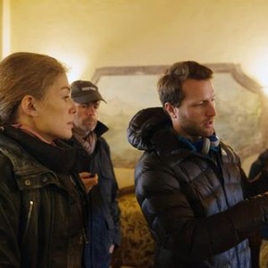 A PRIVATE WAR, FROM LEFT: ROSAMUND PIKE, DIRECTOR MATTHEW HEINEMAN, ON-SET, 2018. PHOTO: PAUL CONROY/© AVIRON PICTURES