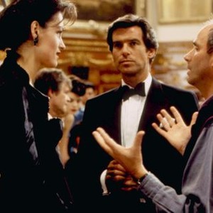 GOLDENEYE, Famke Janssen, Pierce Brosnan, director Martin Campbell, on set, 1995. (c)United Artists/courtesy Everett Collectio