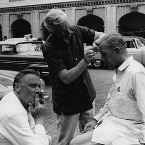 OUR MAN IN HAVANA, director Carol Reed (left), Alec Guinness (right), on set, 1959 omih1958ag-fsct06(omih1958ag-fsct06)
