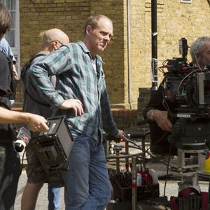 LEGEND, center: director Brian Helgeland, cinematographer Dick Pope (behind camera) on set, 2015. ph: Simon Mein/©Universal Pictures