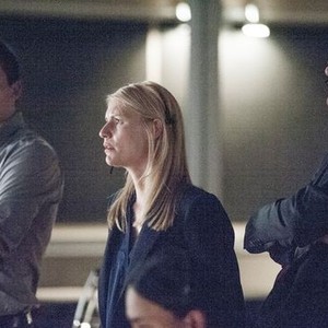 Homeland, Rupert Friend (L), Claire Danes (C), Tracy Letts (R), 'Halfway to a Donut', Season 4, Ep. #8, 11/16/2014, ©SHO